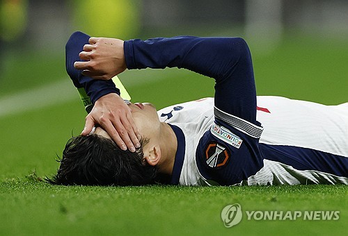 포스테코글루 감독이 지난 29일(한국시간) 영국 런던에 있는 토트넘 홋스퍼 스타디움에서 열린 토트넘과 AS로마(이탈리아)의 2024-2025시즌 유럽축구연맹(UEFA) 유로파리그 리그 페이즈 5차전 무승부 이후 손흥민을 계속해서 관리하고 있다고 말했다. 연합뉴스