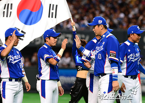 대표팀에서 많은 영광의 시간을 함께했던 이대호(10번). 대표팀의 방향성에 관한 자기 생각을 밝혔다. 엑스포츠뉴스 DB