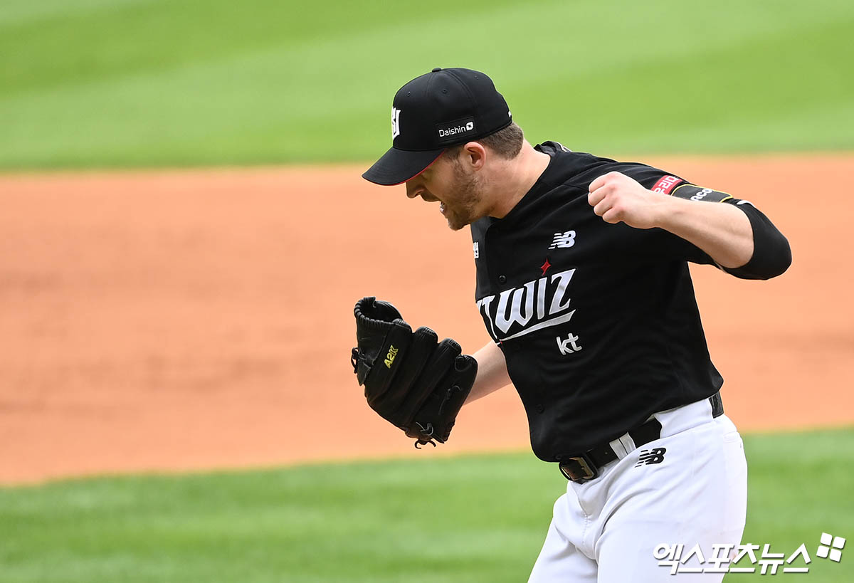 3일 오후 서울 송파구 잠실야구장에서 열린 '2024 신한 SOL Bank KBO 포스트시즌' KT 위즈와 두산 베어스의 와일드카드 결정전 2차전 경기, 5회말 2사 2루 KT 선발투수 벤자민이 두산 김기연을 투수 땅볼 아웃으로 잡아내며 이닝을 마친 뒤 포효하고 있다. 엑스포츠뉴스 DB