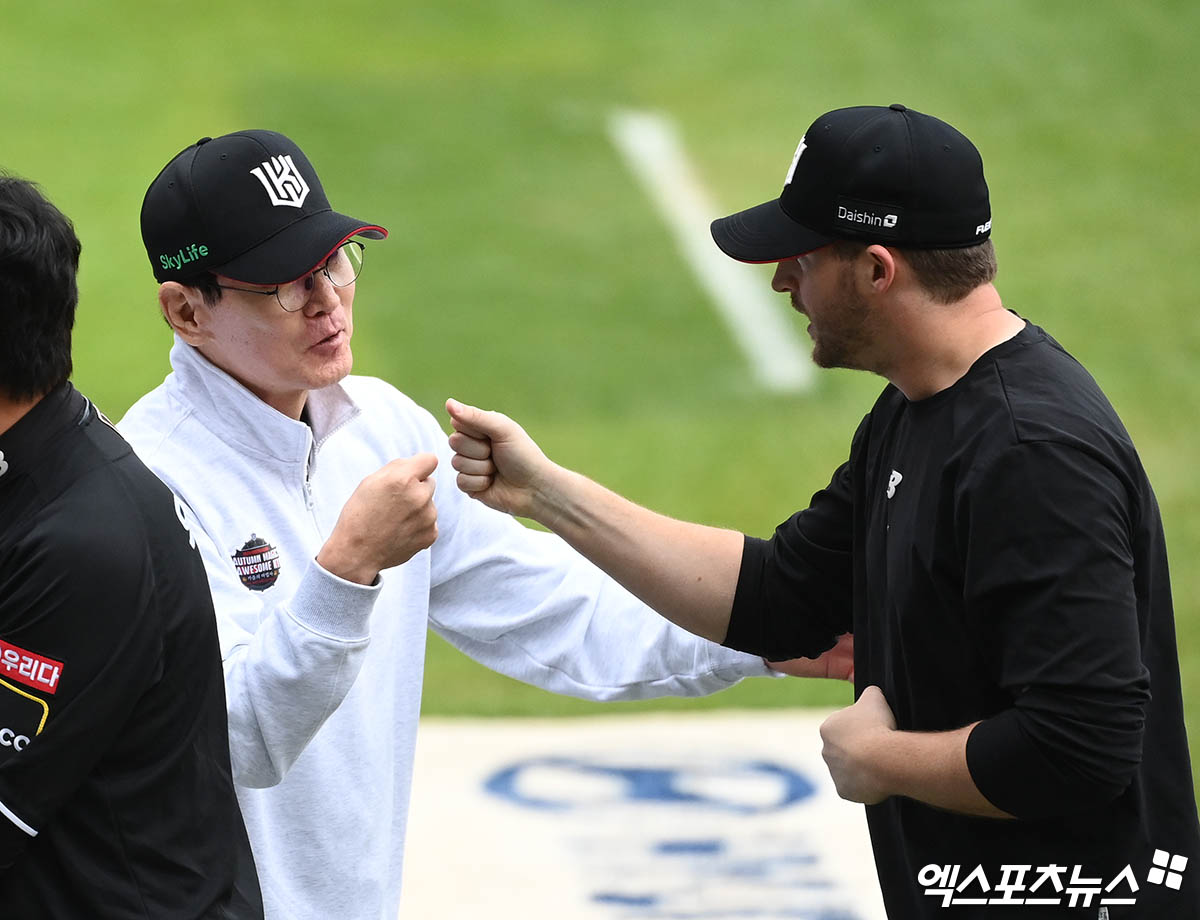 3일 오후 서울 송파구 잠실야구장에서 열린 '2024 신한 SOL Bank KBO 포스트시즌' KT 위즈와 두산 베어스의 와일드카드 결정전 2차전 경기, KT가 1:0의 스코어로 승리하며 와일드카드 사상 첫 업셋을 달성하며 준플레이오프에 진출했다.   경기 종료 후 KT 이강철 감독이 벤자민과 승리의 기쁨을 나누고 있다. 엑스포츠뉴스 DB