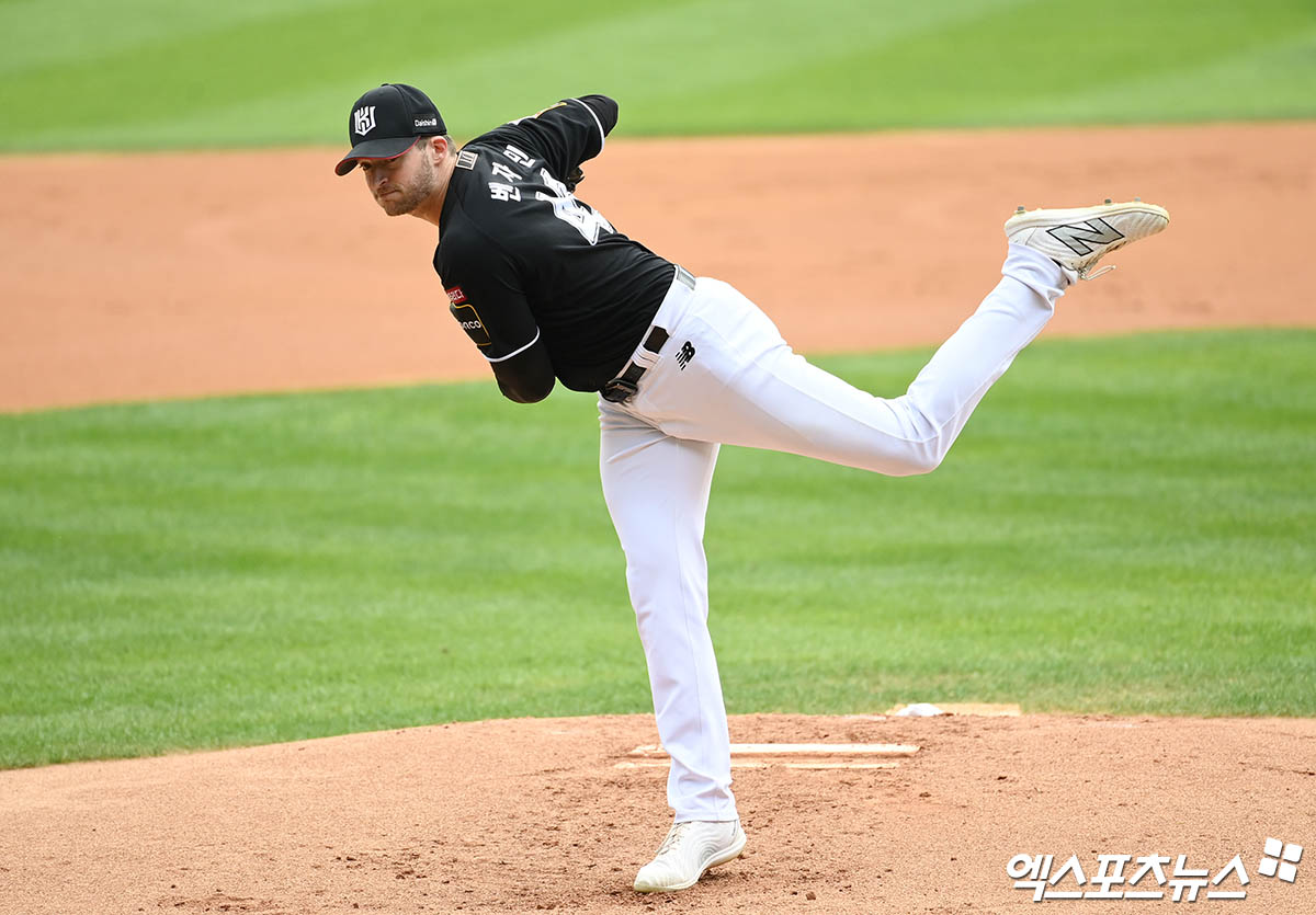 3일 오후 서울 송파구 잠실야구장에서 열린 '2024 신한 SOL Bank KBO 포스트시즌' KT 위즈와 두산 베어스의 와일드카드 결정전 2차전 경기, 1회말 KT 선발투수 벤자민이 역투하고 있다. 엑스포츠뉴스 DB