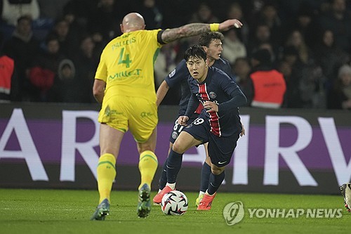 파리 생제르맹(PSG)은 1일(한국시간) 프랑스 파리에 위치한 파르크 데 프랭스에서 열린 낭트와의 2024-2025시즌 프랑스 리그1 13라운드 홈경기에서 1-1 무승부를 거뒀다. 이날 이강인은 선발로 나와 73분을 소화했는데 슈팅이 골대를 때리면서 아쉽게 득점에 실패했다. 경기 후 프랑스 현지 언론은 이강인에게 낮은 평점을 주면서 경기력을 혹평했다. 연합뉴스