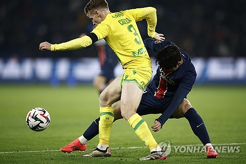 파리 생제르맹(PSG)은 1일(한국시간) 프랑스 파리에 위치한 파르크 데 프랭스에서 열린 낭트와의 2024-2025시즌 프랑스 리그1 13라운드 홈경기에서 1-1 무승부를 거뒀다. 이날 이강인은 선발로 나와 73분을 소화했는데 슈팅이 골대를 때리면서 아쉽게 득점에 실패했다. 경기 후 프랑스 현지 언론은 이강인에게 낮은 평점을 주면서 경기력을 혹평했다. 연합뉴스