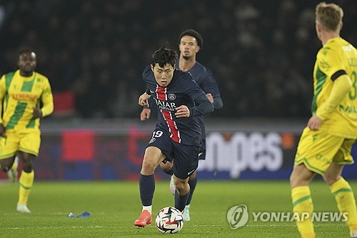 파리 생제르맹(PSG)은 1일(한국시간) 프랑스 파리에 위치한 파르크 데 프랭스에서 열린 낭트와의 2024-2025시즌 프랑스 리그1 13라운드 홈경기에서 1-1 무승부를 거뒀다. 이날 이강인은 선발로 나와 73분을 소화했는데 슈팅이 골대를 때리면서 아쉽게 득점에 실패했다. 경기 후 프랑스 현지 언론은 이강인에게 낮은 평점을 주면서 경기력을 혹평했다. 연합뉴스