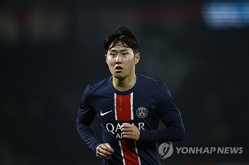 파리 생제르맹(PSG)은 1일(한국시간) 프랑스 파리에 위치한 파르크 데 프랭스에서 열린 낭트와의 2024-2025시즌 프랑스 리그1 13라운드 홈경기에서 1-1 무승부를 거뒀다. 이날 이강인은 선발로 나와 73분을 소화했는데 슈팅이 골대를 때리면서 아쉽게 득점에 실패했다. 경기 후 프랑스 현지 언론은 이강인에게 낮은 평점을 주면서 경기력을 혹평했다. 연합뉴스