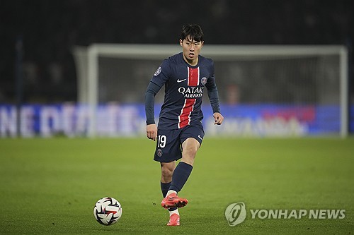 파리 생제르맹(PSG)은 1일(한국시간) 프랑스 파리에 위치한 파르크 데 프랭스에서 열린 낭트와의 2024-2025시즌 프랑스 리그1 13라운드 홈경기에서 1-1 무승부를 거뒀다. 이날 이강인은 선발로 나와 73분을 소화했는데 슈팅이 골대를 때리면서 아쉽게 득점에 실패했다. 경기 후 프랑스 현지 언론은 이강인에게 낮은 평점을 주면서 경기력을 혹평했다. 연합뉴스