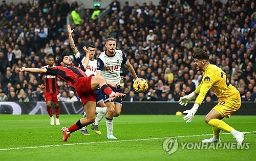 토트넘이 1일(한국시간) 영국 런던에 있는 토트넘 홋스퍼 스타디움에서 열린 풀럼과의 2024-2025시즌 프리미어리그 13라운드 맞대결에서 1-1 무승부를 기록했다.   손흥민이 오랜만에 최전방 공격수로 나와 풀타임 활약했지만, 공격 포인트를 기록하지 못한 가운데, 토트넘은 후반에 상대가 한 명 퇴장당해 수적 우위에 있었음에도 불구하고 균형을 깨지 못했다. 연합뉴스