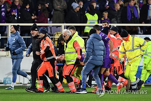 보베가 2일(한국시간) 이탈리아 피렌체에 있는 스타디오 아르테미오 프란키에서 열린 피오렌티나와 인터 밀란의 2024-2025시즌 세리에A 14라운드 홈 경기에 선발 출장했다가 갑자기 쓰러졌다.   왼쪽 윙어로 선발 출장한 보베는 경기 중 전반 17분 축구화 끈은 묶은 뒤 일어서서 걸어가는 과정에서 갑자기 쓰러졌다. 앞에서 있던 덴젤 둠프리스가 보베의 상황을 확인한 즉시, 다가가 응급조치를 진행했다..연합뉴스