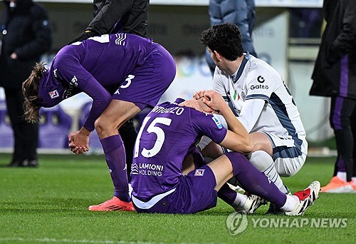 보베가 2일(한국시간) 이탈리아 피렌체에 있는 스타디오 아르테미오 프란키에서 열린 피오렌티나와 인터 밀란의 2024-2025시즌 세리에A 14라운드 홈 경기에 선발 출장했다가 갑자기 쓰러졌다.   왼쪽 윙어로 선발 출장한 보베는 경기 중 전반 17분 축구화 끈은 묶은 뒤 일어서서 걸어가는 과정에서 갑자기 쓰러졌다. 앞에서 있던 덴젤 둠프리스가 보베의 상황을 확인한 즉시, 다가가 응급조치를 진행했다..연합뉴스