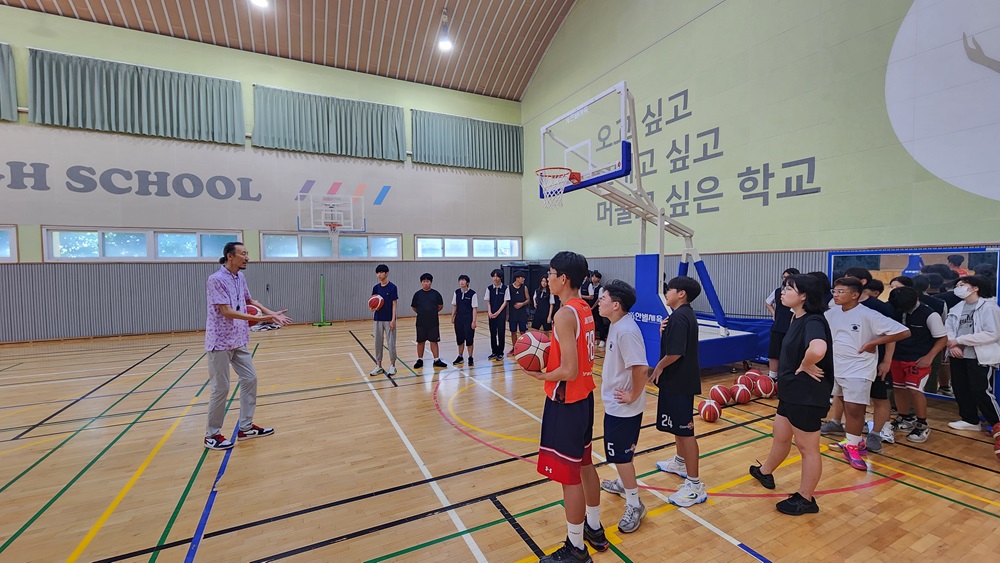 농구 스타 한기범이 국민체육진흥공단의 2024 스포츠스타 체육교실에서 제주 고산중 학생들에게 농구를 가르쳐주고 있다. 국민체육진흥공단