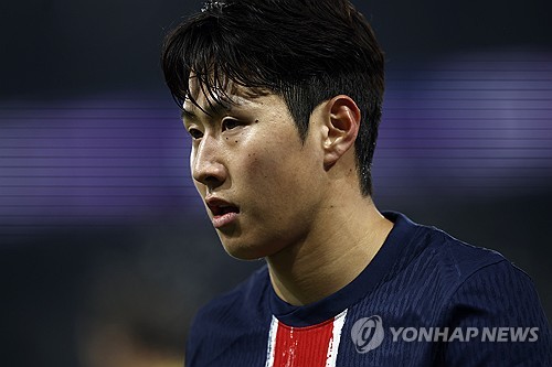 한국 축구를 대표하는 미드필더 중 하나인 이강인이 활약하고 있는 프랑스의 거함 파리 생제르맹(PSG)에서 내분이 일어났다는 소식이 전해졌다. PSG의 선수들이 현재 PSG를 지휘하는 루이스 엔리케 감독에게 불만을 품었다는 내용이다. 이 불화설은 유럽축구연맹(UEFA) 챔피언스리그에서의 좋지 않은 성적과 맞물려 PSG를 흔들고 있다. 사진 연합뉴스