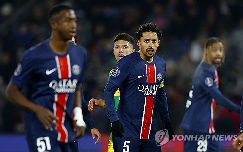 한국 축구를 대표하는 미드필더 중 하나인 이강인이 활약하고 있는 프랑스의 거함 파리 생제르맹(PSG)에서 내분이 일어났다는 소식이 전해졌다. PSG의 선수들이 현재 PSG를 지휘하는 루이스 엔리케 감독에게 불만을 품었다는 내용이다. 이 불화설은 유럽축구연맹(UEFA) 챔피언스리그에서의 좋지 않은 성적과 맞물려 PSG를 흔들고 있다. 사진 연합뉴스