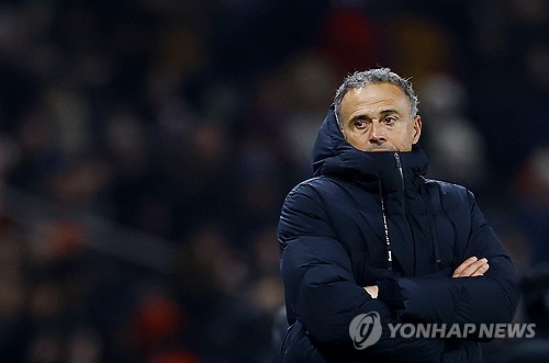 한국 축구를 대표하는 미드필더 중 하나인 이강인이 활약하고 있는 프랑스의 거함 파리 생제르맹(PSG)에서 내분이 일어났다는 소식이 전해졌다. PSG의 선수들이 현재 PSG를 지휘하는 루이스 엔리케 감독에게 불만을 품었다는 내용이다. 이 불화설은 유럽축구연맹(UEFA) 챔피언스리그에서의 좋지 않은 성적과 맞물려 PSG를 흔들고 있다. 사진 연합뉴스