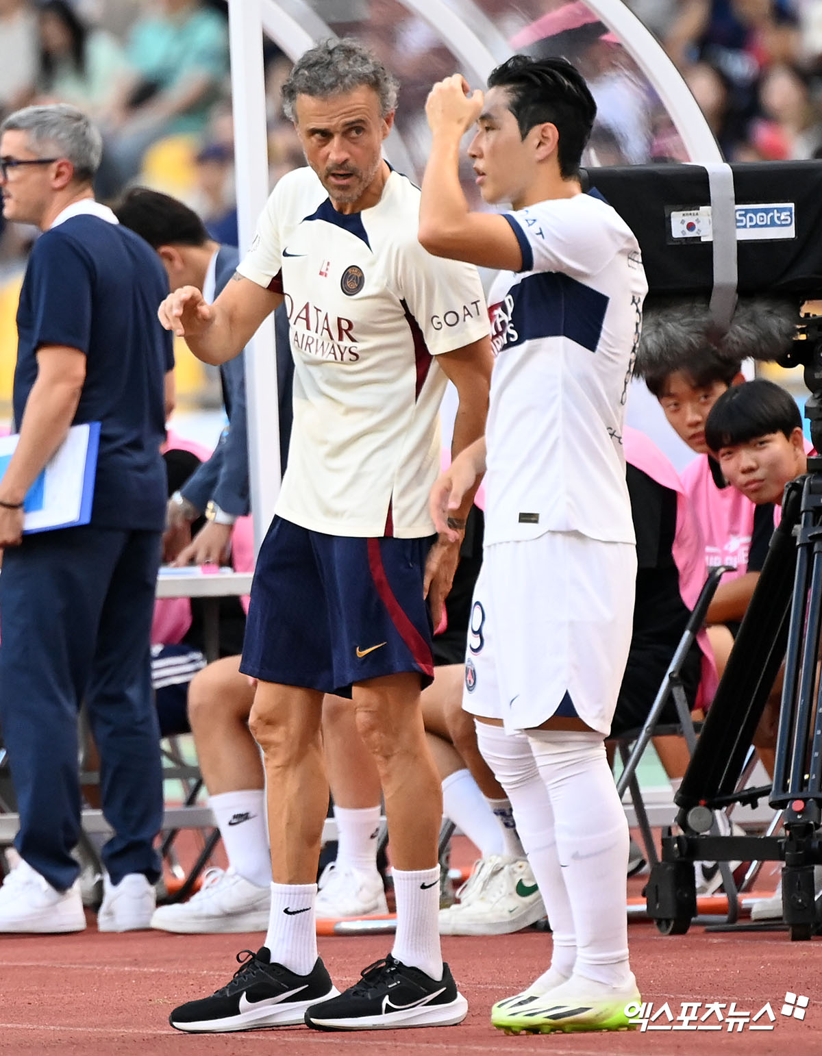 한국 축구를 대표하는 미드필더 중 하나인 이강인이 활약하고 있는 프랑스의 거함 파리 생제르맹(PSG)에서 내분이 일어났다는 소식이 전해졌다. PSG의 선수들이 현재 PSG를 지휘하는 루이스 엔리케 감독에게 불만을 품었다는 내용이다. 이 불화설은 유럽축구연맹(UEFA) 챔피언스리그에서의 좋지 않은 성적과 맞물려 PSG를 흔들고 있다. 엑스포츠뉴스DB