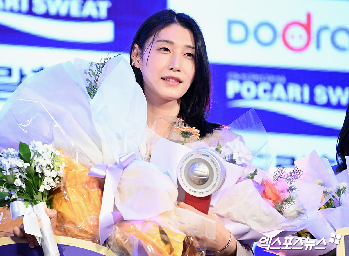 여자프로배구 흥국생명 아웃사이드 히터 김연경이 2023-2024시즌 V리그 시상식에서 정규리그 MVP를 수상한 뒤 소감을 말하고 있다. 엑스포츠뉴스 DB