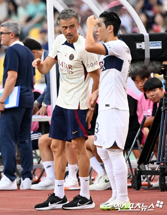 프랑스 매체 르파리지앵이 2일(한국시간) PSG에서 선수단과 엔리케 감독 사이의 긴장감이 고조되고 있다고 보도했다. 다른 프랑스 매체인 풋메르카토도 엔리케와 특히 브래들리 바르콜라는 특정 선수를 언급하면서 불화설이 제기되고 있다고 보도했다. 엑스포츠뉴스DB