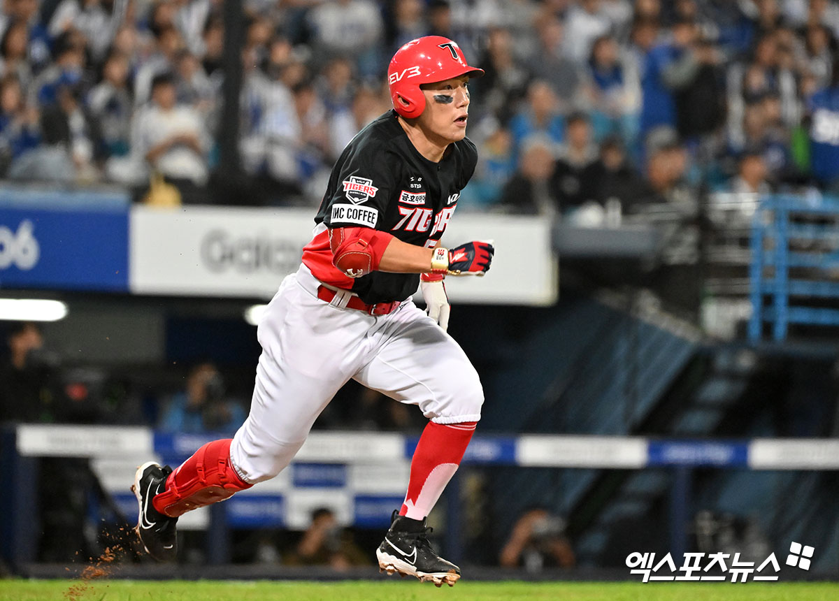 25일 오후 대구삼성라이온즈파크에서 열린 '2024 신한 SOL Bank KBO 한국시리즈' KIA 타이거즈와 삼성 라이온즈의 3차전 경기, 2회초 1사 1,2루 KIA 서건창이 병살타 아웃되고 있다. 엑스포츠뉴스 DB