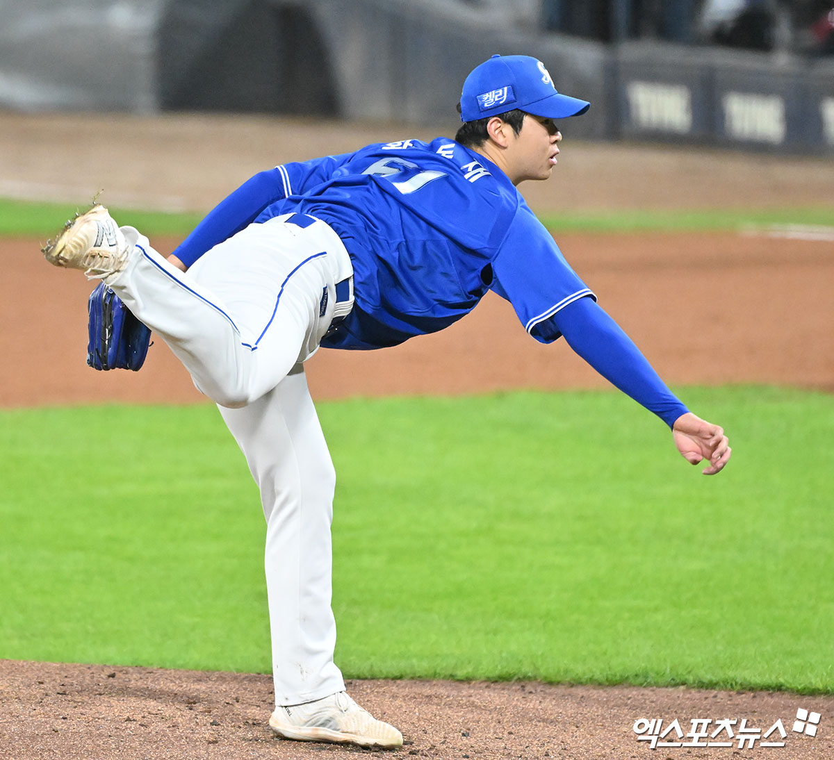 23일 오후 광주기아챔피언스필드에서 열린 '2024 신한 SOL Bank KBO 한국시리즈' 삼성 라이온즈와 KIA 타이거즈의 2차전 경기, 1회말 삼성 선발투수 황동재가 공을 힘차게 던지고 있다. 엑스포츠뉴스 DB