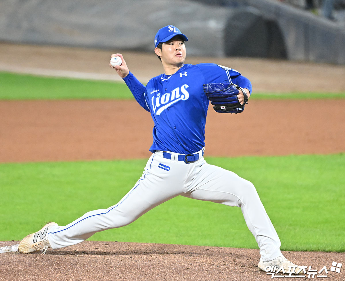 23일 오후 광주기아챔피언스필드에서 열린 '2024 신한 SOL Bank KBO 한국시리즈' 삼성 라이온즈와 KIA 타이거즈의 2차전 경기, 1회말 삼성 선발투수 황동재가 공을 힘차게 던지고 있다. 엑스포츠뉴스 DB