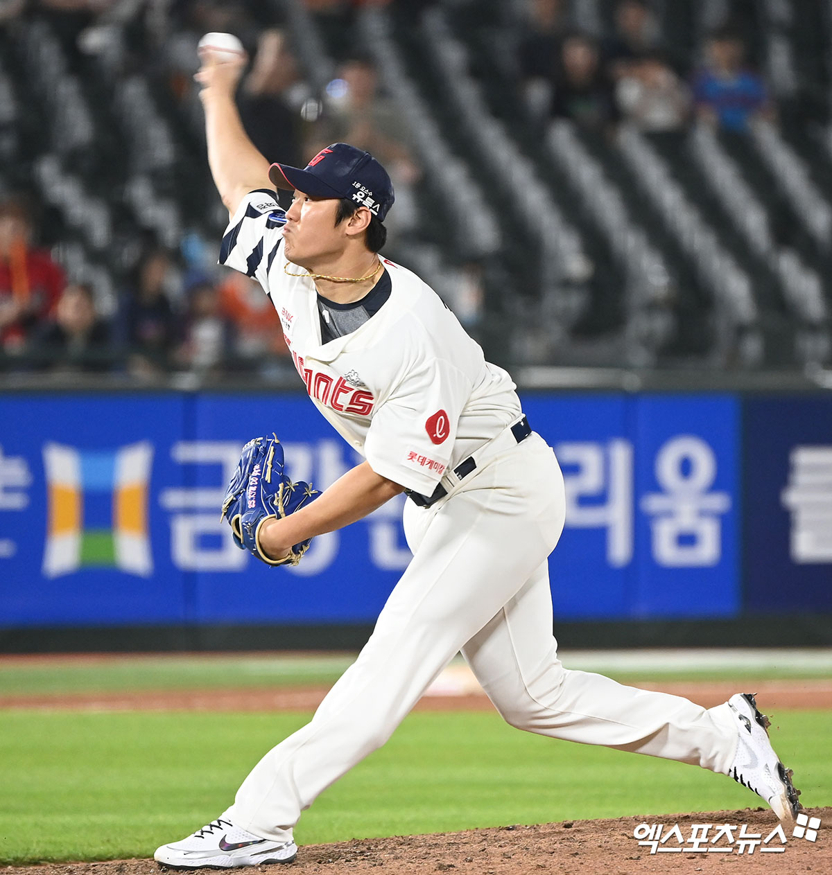 롯데 자이언츠 투수 김도규가 정규시즌 경기에 등판해 투구하고 있다. 김도규는 최근 경찰의 음주운전 단속에 적발됐고 3일 한국야구위원회로부터 70경기 출장정지 징계를 받았다. 엑스포츠뉴스 DB