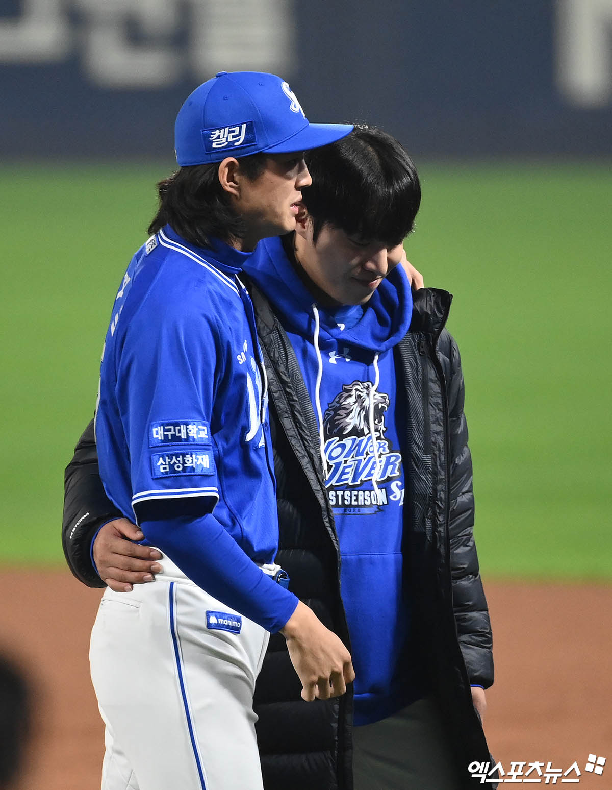 광주기아챔피언스필드에서 열린 '2024 신한 SOL Bank KBO 한국시리즈' 삼성 라이온즈와 KIA 타이거즈의 5차전 경기, KIA가 7:5의 스코어로 승리하며 7년 만에 통합 우승을 이뤄냈다. 경기 종료 후 삼성 구자욱과 원태인이 격려를 하고 있다. 엑스포츠뉴스DB