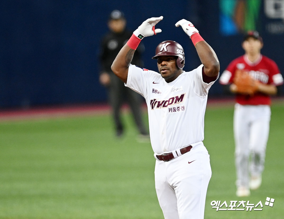 서울 구로구 고척스카이돔에서 열린 ’2022 신한은행 SOL KBO 포스트시즌’ 한국시리즈 3차전 SSG 랜더스와 키움 히어로즈의 경기, 4회말 1사 키움 푸이그가 좌중간 2루타를 날린 후 기뻐하고 있다. 엑스포츠뉴스DB