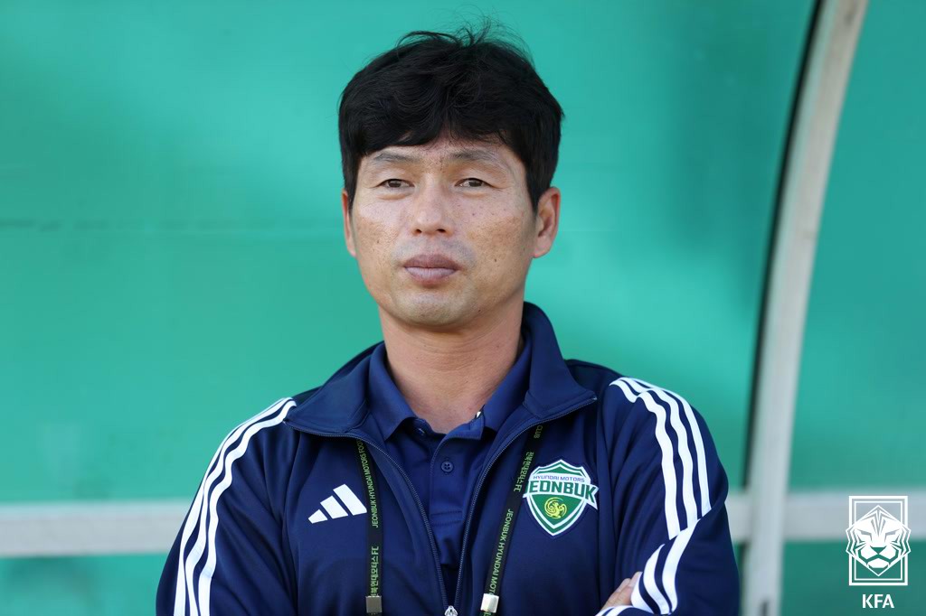 대한축구협회(KFA)가 주관하는 KFA K3,K4리그 어워즈가 4일 서울 강서구 메이필드호텔에서 진행됐다. 전북현대B팀의 K4리그 우승과 승격을 이끈 안대현 감독이 감독상을 차지했다. 대한축구협회