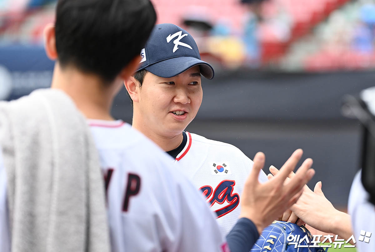 대만 톈무야구장에서 열린 '2024 WBSC(세계야구소프트볼연맹) 프리미어12' B조 조별리그 5차전 대한민국과 호주의 경기, 4회초 종료 후 한국 투수 유영찬이 더그아웃에서 동료들과 하이파이브를 나누고 있다. 엑스포츠뉴스DB