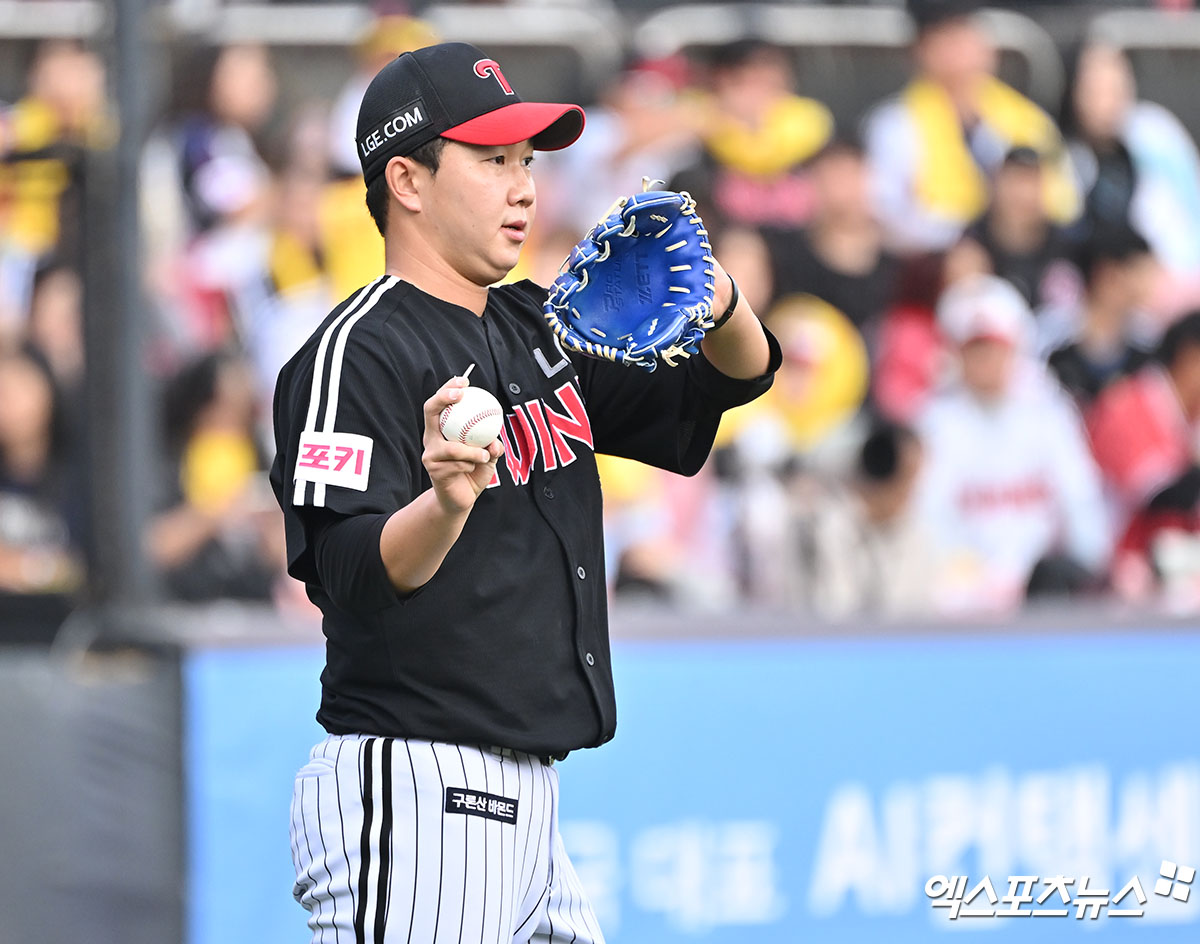 9일 오후 수원KT위즈파크에서 열린 '2024 신한 SOL Bank KBO 포스트시즌' LG 트윈스와 KT 위즈의 준플레이오프 4차전 경기, 6회말 2사 만루 LG 유영찬이 마운드를 내려가고 있다. 유영찬은 지난 2일 팔꿈치 미세 골절 수술을 받고 3개월의 재활 기간을 보낼 예정이다. 엑스포츠뉴스 DB