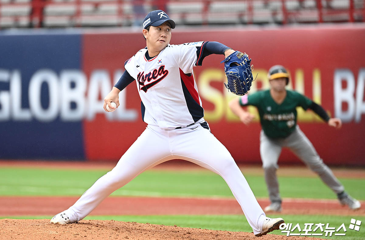 18일 오후 대만 톈무야구장에서 열린 '2024 WBSC(세계야구소프트볼연맹) 프리미어12' B조 조별리그 5차전 대한민국과 호주의 경기, 4회초 2사 1루 한국 유영찬이 역투하고 있다. 유영찬은 지난 2일 팔꿈치 미세 골절 수술을 받고 3개월의 재활 기간을 보낼 예정이다. 엑스포츠뉴스 DB