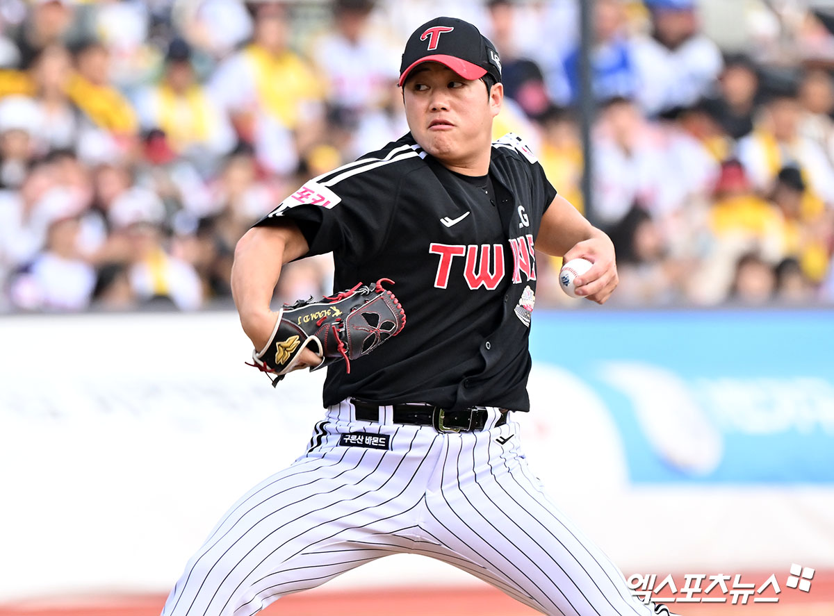 9일 오후 수원KT위즈파크에서 열린 '2024 신한 SOL Bank KBO 포스트시즌' LG 트윈스와 KT 위즈의 준플레이오프 4차전 경기, 6회말 2사 만루 LG 함덕주가 공을 힘차게 던지고 있다. 함덕주는 지난 11월 19일 팔꿈치 수술로 6개월의 재활 기간을 보내야 한다. 엑스포츠뉴스 DB