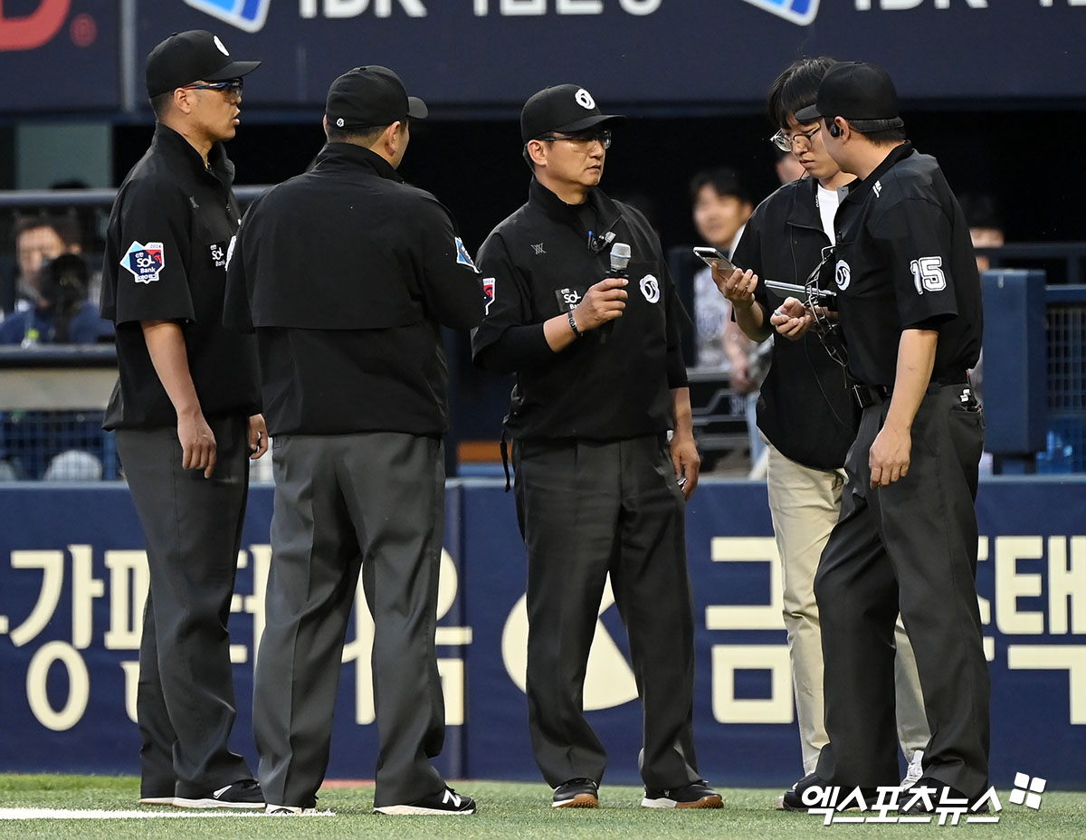 5일 오후 서울 송파구 잠실야구장에서 열린 '2024 신한 SOL Bank KBO리그' 키움 히어로즈와 LG 트윈스의 경기, 심판진들이 ABS 추적카메라 작동이 불가해 정상화까지 자체 판정을 한다고 공지하고 있다. 엑스포츠뉴스 DB