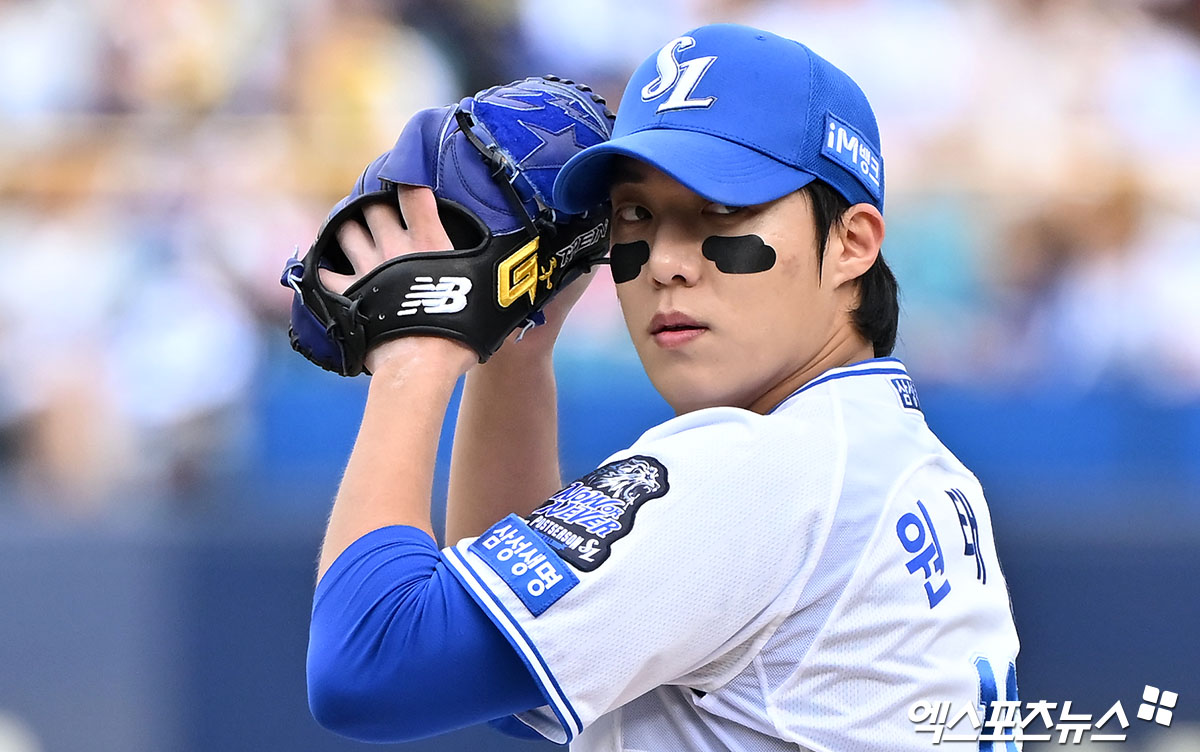 대구삼성라이온즈파크에서 열린 '2024 신한 SOL Bank KBO 한국시리즈' KIA 타이거즈와 삼성 라이온즈의 4차전 경기, 1회초 삼성 선발투수 원태인이 공을 힘차게 던지고 있다. 엑스포츠뉴스DB