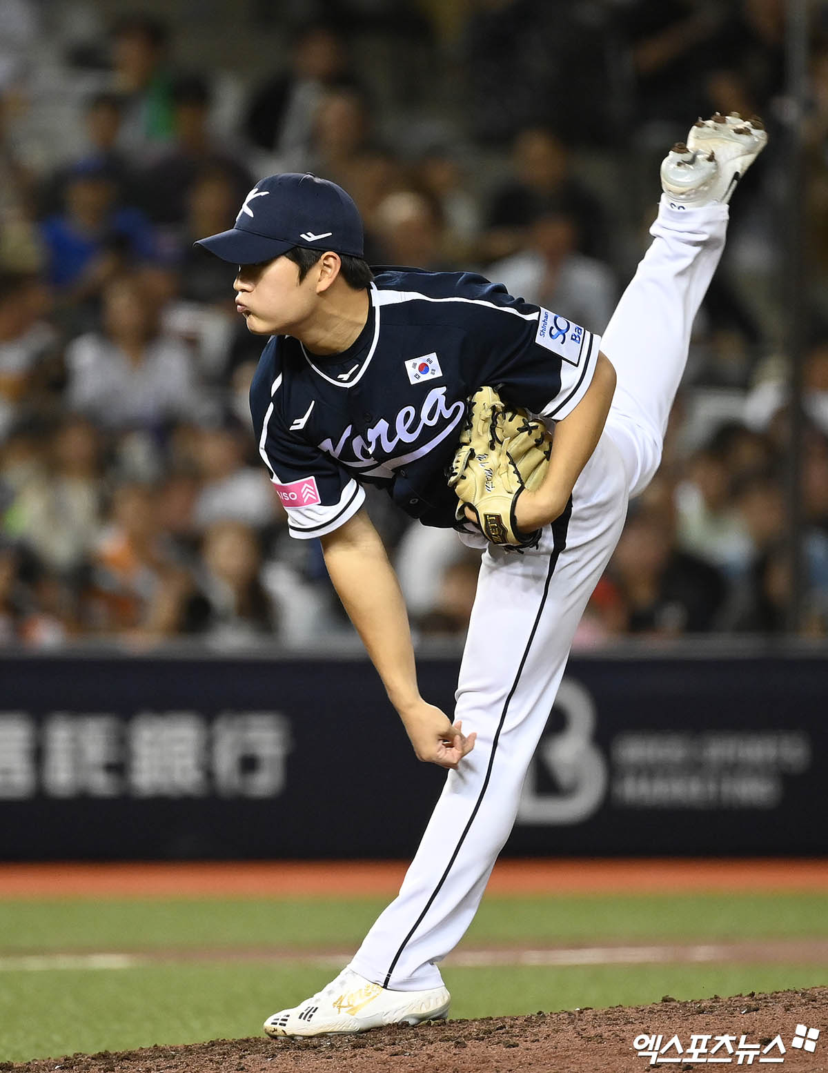 15일 오후 대만 타이베이돔에서 열린 '2024 WBSC(세계야구소프트볼연맹) 프리미어12' B조 조별리그 3차전 대한민국과 일본의 경기, 8회말 2사 1,3루 김택연이 역투하고 있다. 엑스포츠뉴스 DB