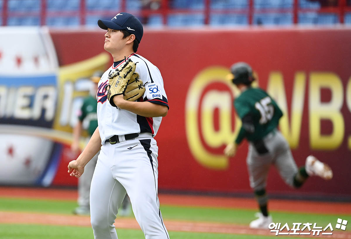 18일 오후 대만 톈무야구장에서 열린 '2024 WBSC(세계야구소프트볼연맹) 프리미어12' B조 조별리그 5차전 대한민국과 호주의 경기, 6회초 2사 1,3루 김택연이 호주 스펜서에게 1타점 적시타를 허용하며 실점하자 아쉬워하고 있다. 엑스포츠뉴스 DB