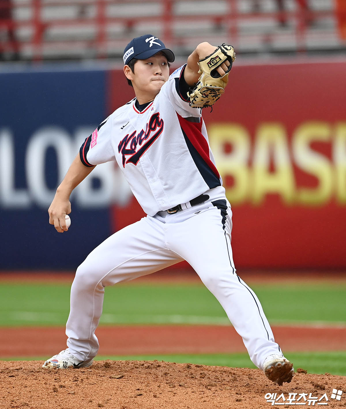 18일 오후 대만 톈무야구장에서 열린 '2024 WBSC(세계야구소프트볼연맹) 프리미어12' B조 조별리그 5차전 대한민국과 호주의 경기, 6회초 1사 1,3루 김택연이 역투하고 있다. 엑스포츠뉴스 DB