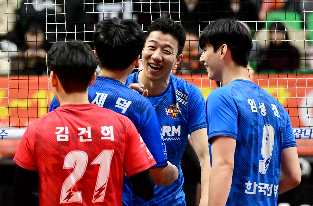 남자프로배구 한국전력 신영석과 선수들이 5일 안산 상록수체육관에서 열린 OK저축은행과의 원정경기에서 득점 후 미소 짓고 있다. KOVO