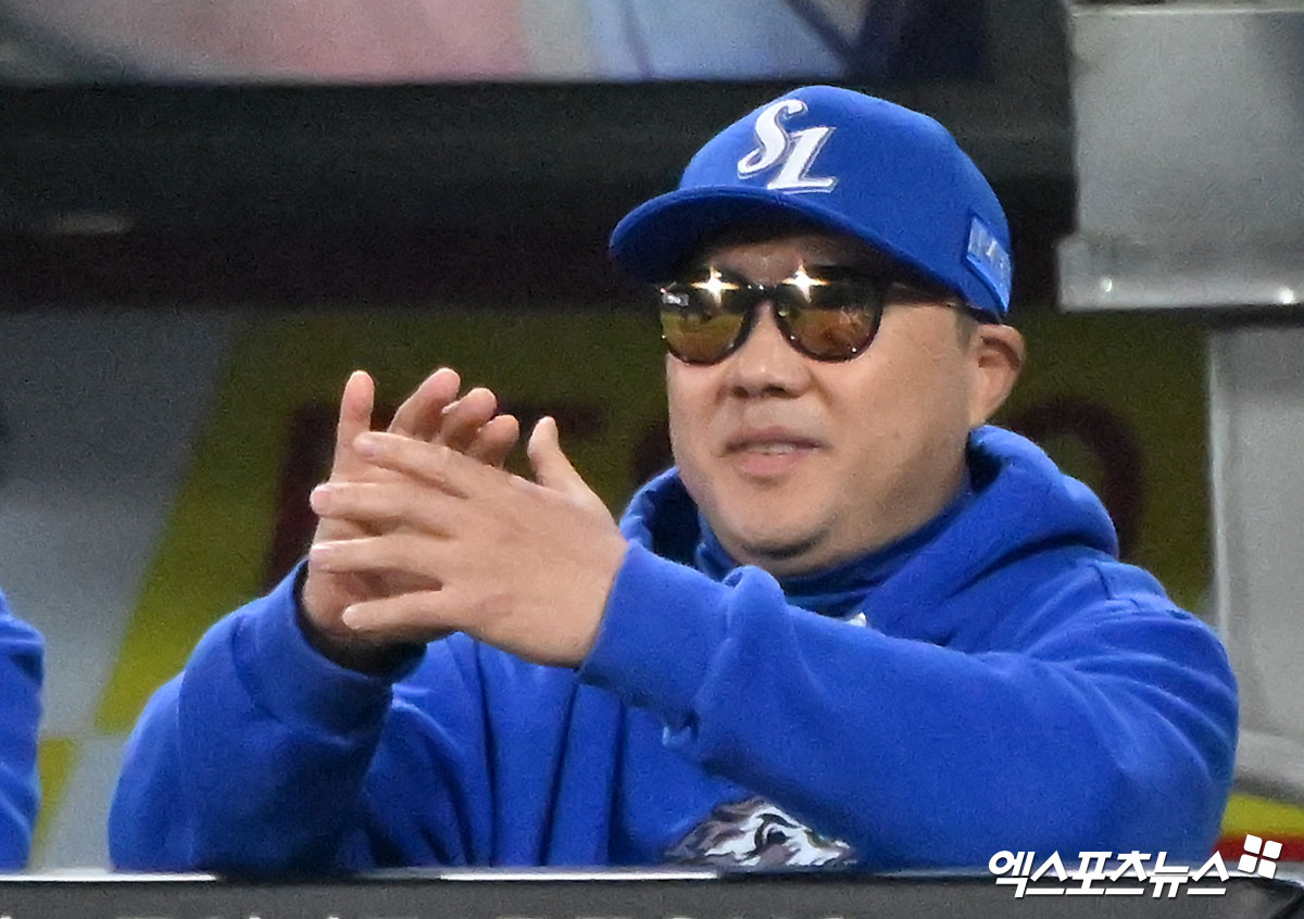 28일 오후 광주기아챔피언스필드에서 열린 '2024 신한 SOL Bank KBO 한국시리즈' 삼성 라이온즈와 KIA 타이거즈의 5차전 경기, 3회초 2사 1루 삼성 박진만 감독이 디아즈의 투런 홈런에 박수를 치고 있다. 엑스포츠뉴스 DB