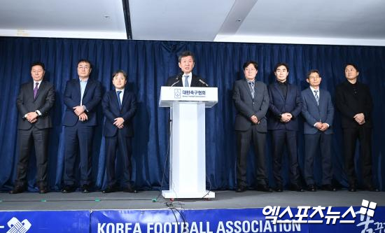 신 후보 측은 지난 5일 보도자료를 통해 축구협회 집행부의 무분별한 예산 사용을 지작하면서 현장에 있는 축구인들이 협회 상근 최고위 수뇌부, 비상근 이사, 그리고 대표팀 감독 등의 합리적 연봉 조정을 강하게 요구한다는 내용을 전했다. 엑스포츠뉴스DB