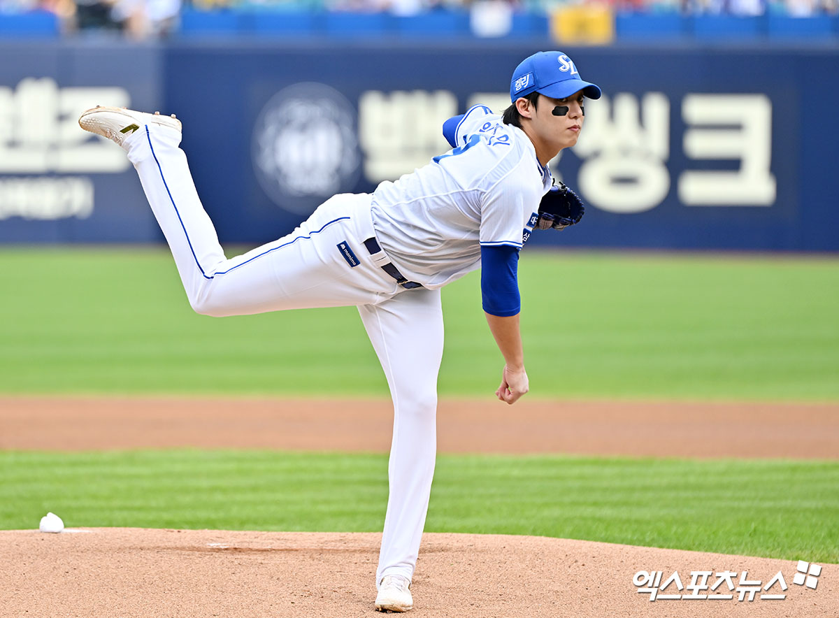 26일 오후 대구삼성라이온즈파크에서 열린 '2024 신한 SOL Bank KBO 한국시리즈' KIA 타이거즈와 삼성 라이온즈의 4차전 경기, 1회초 삼성 선발투수 원태인이 공을 힘차게 던지고 있다. 엑스포츠뉴스 DB