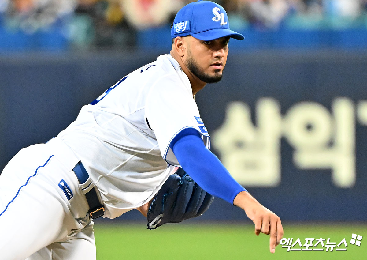 25일 오후 대구삼성라이온즈파크에서 열린 '2024 신한 SOL Bank KBO 한국시리즈' KIA 타이거즈와 삼성 라이온즈의 3차전 경기, 1회초 삼성 선발투수 레예스가 공을 힘차게 던지고 있다. 엑스포츠뉴스 DB