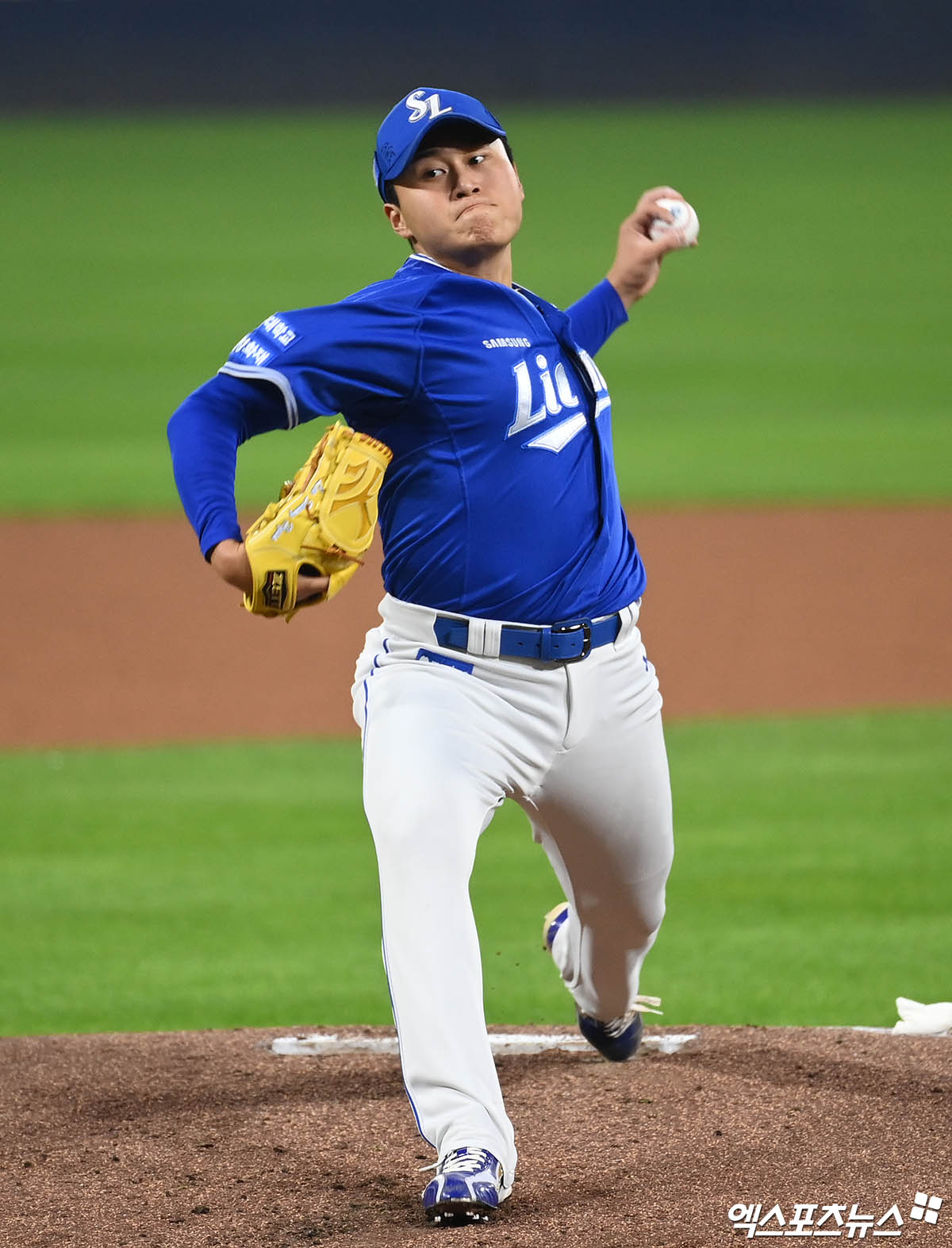 28일 오후 광주기아챔피언스필드에서 열린 '2024 신한 SOL Bank KBO 한국시리즈' 삼성 라이온즈와 KIA 타이거즈의 5차전 경기, 1회말 삼성 선발투수 이승현이 역투하고 있다. 엑스포츠뉴스 DB