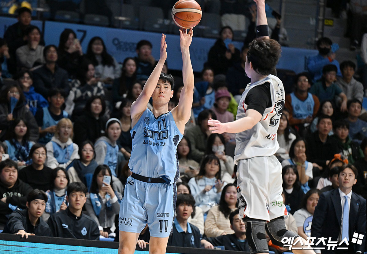 소노 센터 김민욱(왼쪽)은 6일 고양체육관에서 열린 '2024~2025시즌 KCC 프로농구' 2라운드 KT전에 출전했다. 2쿼터 3점슛 3개를 성공하는 등 양 팀 최다 11득점을 올려 공격에 활력을 불어넣었다. 고양, 김한준 기자