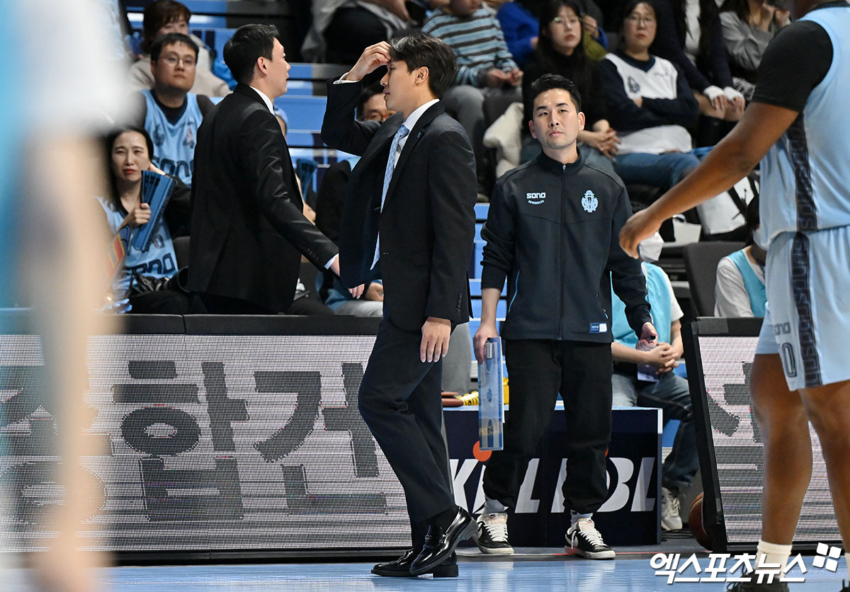 김태술 고양 신임 감독은 6일 고양체육관에서 열린 '2024~2025시즌 KCC 프로농구' 2라운드 KT전에서 팀 패배를 지켜봐야 했다. 부임 이후 5경기를 치렀지만, 아직 데뷔 첫승을 챙기지 못했다. 고양, 김한준 기자