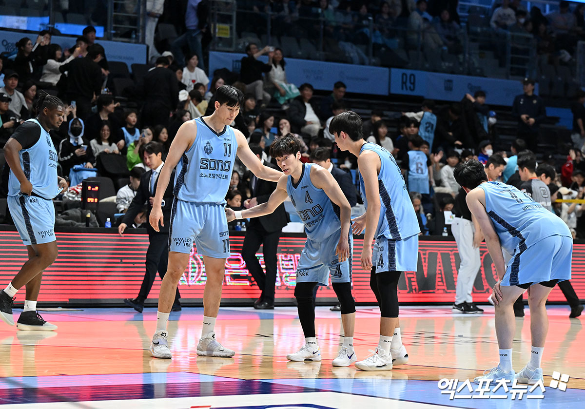 김태술 고양 신임 감독은 6일 고양체육관에서 열린 '2024~2025시즌 KCC 프로농구' 2라운드 KT전에서 팀 패배를 지켜봐야 했다. 부임 이후 5경기를 치렀지만, 아직 데뷔 첫승을 챙기지 못했다. 고양, 김한준 기자