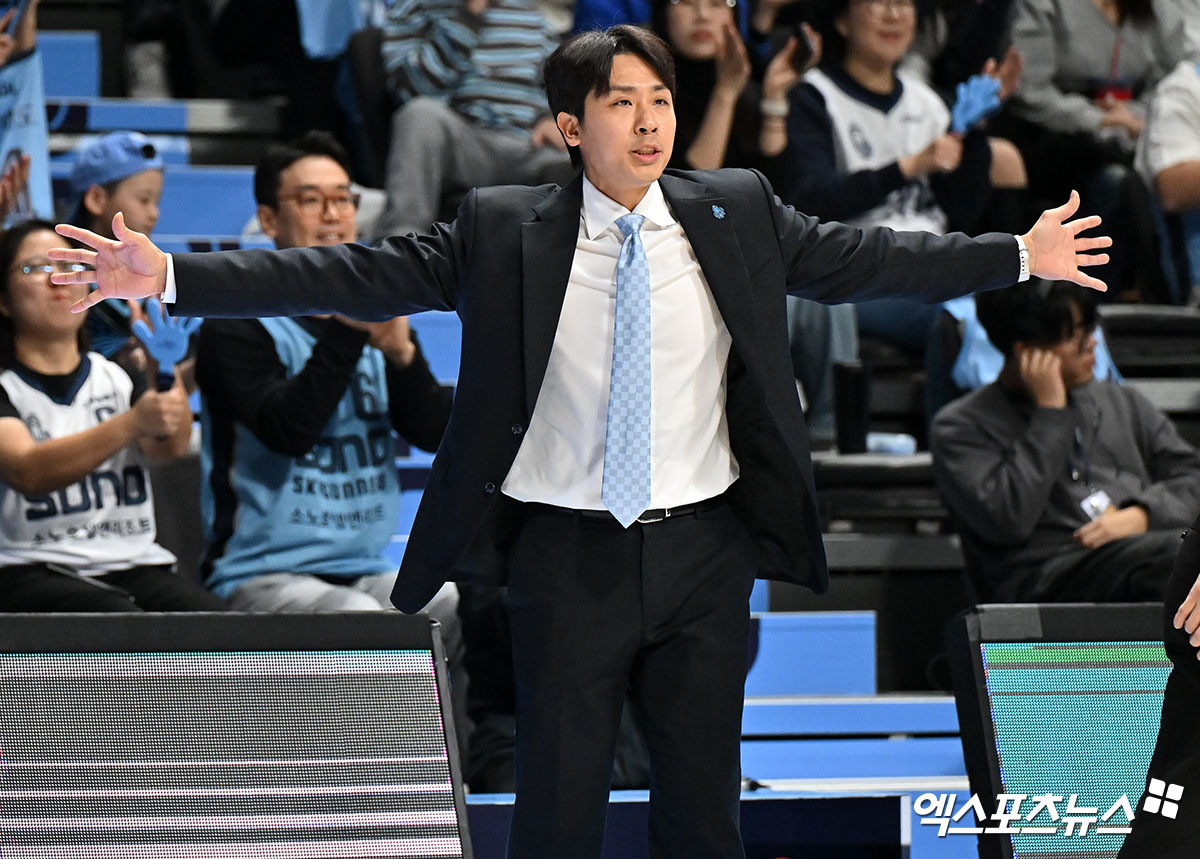 김태술 고양 신임 감독은 6일 고양체육관에서 열린 '2024~2025시즌 KCC 프로농구' 2라운드 KT전에서 팀 패배를 지켜봐야 했다. 부임 이후 5경기를 치렀지만, 아직 데뷔 첫승을 챙기지 못했다. 고양, 김한준 기자