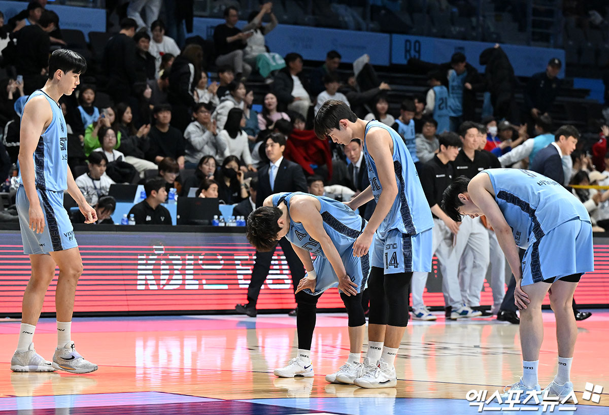 김태술 고양 신임 감독은 6일 고양체육관에서 열린 '2024~2025시즌 KCC 프로농구' 2라운드 KT전에서 팀 패배를 지켜봐야 했다. 부임 이후 5경기를 치렀지만, 아직 데뷔 첫승을 챙기지 못했다. 고양, 김한준 기자