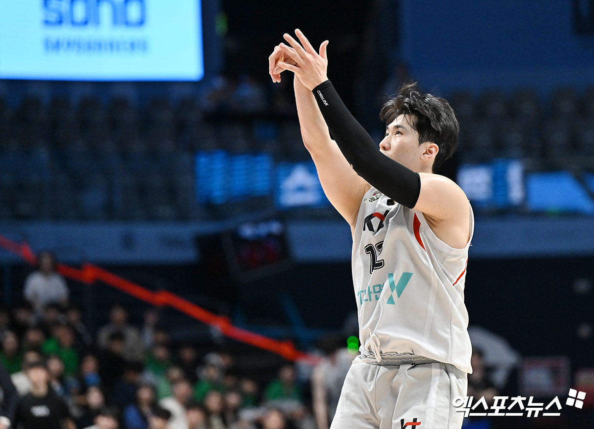 KT 포워드 문정현은 6일 고양체육관에서 열린 '2024~2025시즌 KCC 프로농구' 2라운드 소노전에 출전했다. 4쿼터 양팀 최다 11득점을 올려 공격에 활력을 불어넣었다. 고양, 김한준 기자