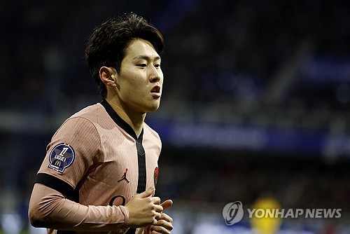 이강인이 67분 활약한 가운데 그의 소속팀인 프랑스 파리 생제르맹(PSG)은 오세르와의 원정 경기에서 무기력한 플레이로 0-0 무승부를 기록했다. PSG는 최근 공식전 3경기 1무 2패 부진에 빠졌다. 이강인은 이날 키패스 4개를 뿌리며 소파스코어 기준 팀내 평점 3위를 기록했다. 연합뉴스