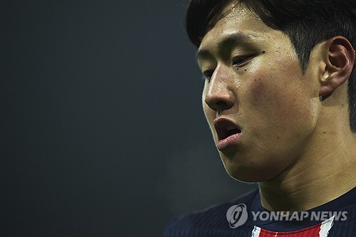 이강인이 67분 활약한 가운데 그의 소속팀인 프랑스 파리 생제르맹(PSG)은 오세르와의 원정 경기에서 무기력한 플레이로 0-0 무승부를 기록했다. PSG는 최근 공식전 3경기 1무 2패 부진에 빠졌다. 이강인은 이날 키패스 4개를 뿌리며 소파스코어 기준 팀내 평점 3위를 기록했다. 연합뉴스